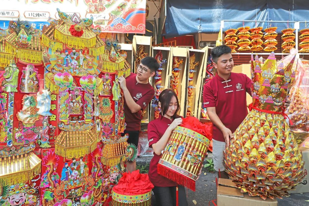 Hokkiens prepare to set up decorations for the Jade Emperor's birthday.